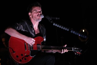 Şarkıcı Coque Malla, İspanya 'nın Madrid kentindeki 1 Şubat 2024 tarihli Circo PRICE festivalinde konser sırasında performans sergiliyor..