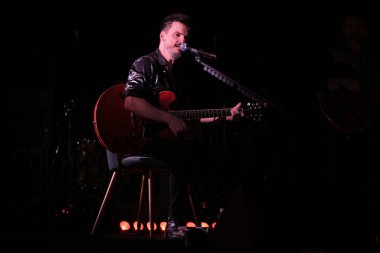 Şarkıcı Coque Malla, İspanya 'nın Madrid kentindeki 1 Şubat 2024 tarihli Circo PRICE festivalinde konser sırasında performans sergiliyor..