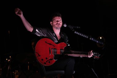 Şarkıcı Coque Malla, İspanya 'nın Madrid kentindeki 1 Şubat 2024 tarihli Circo PRICE festivalinde konser sırasında performans sergiliyor..