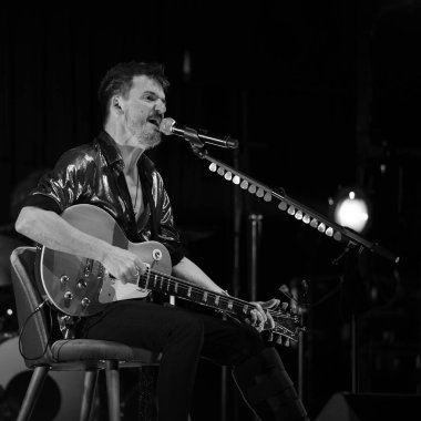 Şarkıcı Coque Malla, İspanya 'nın Madrid kentindeki 1 Şubat 2024 tarihli Circo PRICE festivalinde konser sırasında performans sergiliyor..