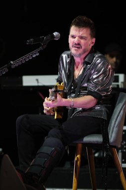 Şarkıcı Coque Malla, İspanya 'nın Madrid kentindeki 1 Şubat 2024 tarihli Circo PRICE festivalinde konser sırasında performans sergiliyor..