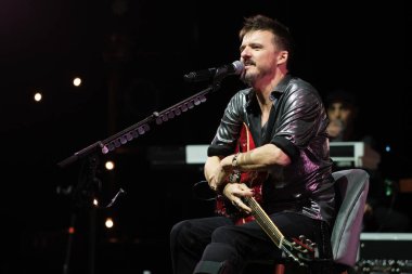 Şarkıcı Coque Malla, İspanya 'nın Madrid kentindeki 1 Şubat 2024 tarihli Circo PRICE festivalinde konser sırasında performans sergiliyor..