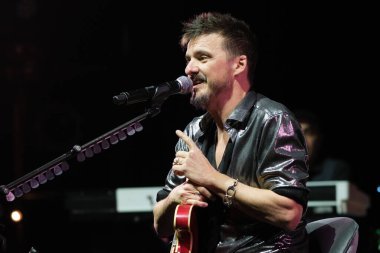 Şarkıcı Coque Malla, İspanya 'nın Madrid kentindeki 1 Şubat 2024 tarihli Circo PRICE festivalinde konser sırasında performans sergiliyor..