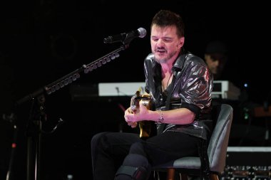 Şarkıcı Coque Malla, İspanya 'nın Madrid kentindeki 1 Şubat 2024 tarihli Circo PRICE festivalinde konser sırasında performans sergiliyor..