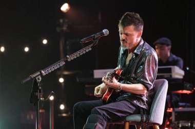 Şarkıcı Coque Malla, İspanya 'nın Madrid kentindeki 1 Şubat 2024 tarihli Circo PRICE festivalinde konser sırasında performans sergiliyor..