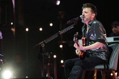 Şarkıcı Coque Malla, İspanya 'nın Madrid kentindeki 1 Şubat 2024 tarihli Circo PRICE festivalinde konser sırasında performans sergiliyor..