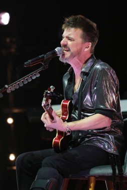 Şarkıcı Coque Malla, İspanya 'nın Madrid kentindeki 1 Şubat 2024 tarihli Circo PRICE festivalinde konser sırasında performans sergiliyor..