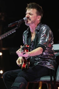 Şarkıcı Coque Malla, İspanya 'nın Madrid kentindeki 1 Şubat 2024 tarihli Circo PRICE festivalinde konser sırasında performans sergiliyor..