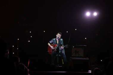 Şarkıcı Coque Malla, İspanya 'nın Madrid kentindeki 1 Şubat 2024 tarihli Circo PRICE festivalinde konser sırasında performans sergiliyor..