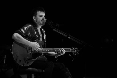 Şarkıcı Coque Malla, İspanya 'nın Madrid kentindeki 1 Şubat 2024 tarihli Circo PRICE festivalinde konser sırasında performans sergiliyor..