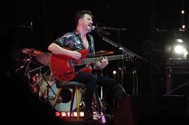 Şarkıcı Coque Malla, İspanya 'nın Madrid kentindeki 1 Şubat 2024 tarihli Circo PRICE festivalinde konser sırasında performans sergiliyor..