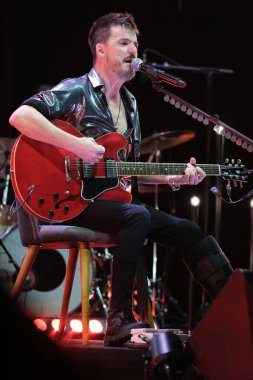 Şarkıcı Coque Malla, İspanya 'nın Madrid kentindeki 1 Şubat 2024 tarihli Circo PRICE festivalinde konser sırasında performans sergiliyor..