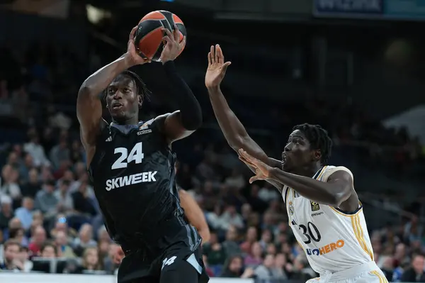 LDLC 'den Ndiaye Mbaye Asvel Villeurbanne, Real Madrid ile LDLC Asvel arasında oynanan Türk Hava Yolları EuroLeague karşılaşması sırasında 1 Şubat 2024 tarihinde İspanya' nın Madrid kentinde oynanan WiZink kentinde oynanmıştır.. 