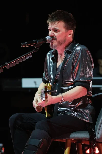 Şarkıcı Coque Malla, İspanya 'nın Madrid kentindeki 1 Şubat 2024 tarihli Circo PRICE festivalinde konser sırasında performans sergiliyor..