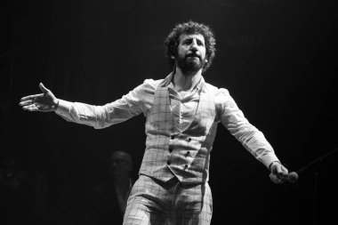 Şarkıcı ve söz yazarı Marwan, 2 Şubat 2024 'te Madrid' deki Teatro Circo Price 'ta verdiği konserde.