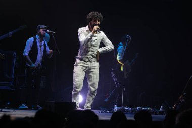 Şarkıcı ve söz yazarı Marwan, 2 Şubat 2024 'te Madrid' deki Teatro Circo Price 'ta verdiği konserde.