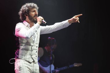 Şarkıcı ve söz yazarı Marwan, 2 Şubat 2024 'te Madrid' deki Teatro Circo Price 'ta verdiği konserde.