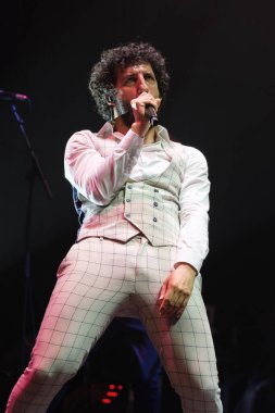 Şarkıcı ve söz yazarı Marwan, 2 Şubat 2024 'te Madrid' deki Teatro Circo Price 'ta verdiği konserde.