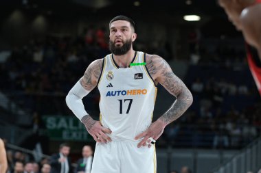 Real Madrid 'den Vincent Poirier Liga ACB Endesa maçında Real Madrid ve Basquet Girona arasında 4 Şubat 2024 tarihinde İspanya' nın başkenti Madrid 'de oynanan