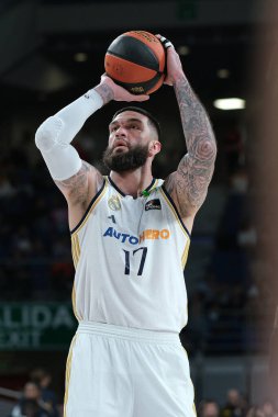 Real Madrid 'den Vincent Poirier Liga ACB Endesa maçında Real Madrid ve Basquet Girona arasında 4 Şubat 2024 tarihinde İspanya' nın başkenti Madrid 'de oynanan