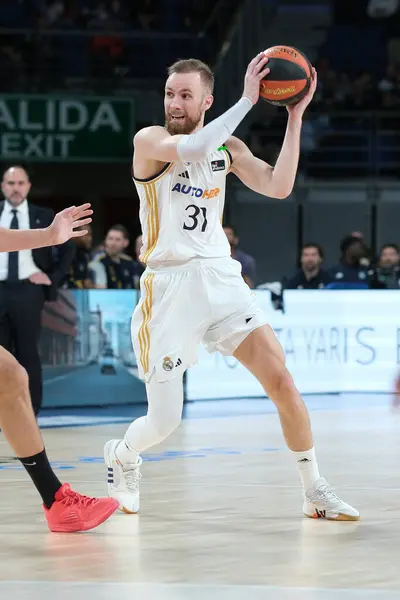 Real Madrid 'den Dzanan Musa, Real Madrid ile Basquet Girona arasında oynanan Liga ACB Endesa maçı sırasında 4 Şubat 2024 tarihinde İspanya' nın başkenti Madrid 'de oynanmıştır.
