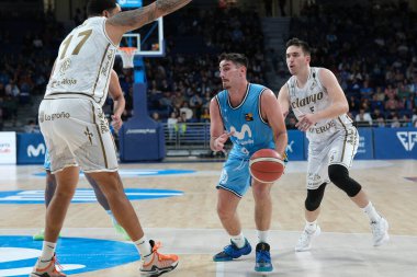 Movistar Estudiantes ile WiZink 'teki Clavijo arasında oynanan LEB Oro Maçı sırasında Movistar Estudiantes' in oyuncusu. 4 Şubat 2024 Madrid, İspanya