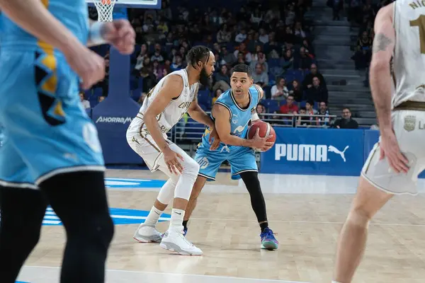 Movistar Estudiantes ile WiZink 'teki Clavijo arasında oynanan LEB Oro Maçı sırasında Movistar Estudiantes' in oyuncusu. 4 Şubat 2024 Madrid, İspanya