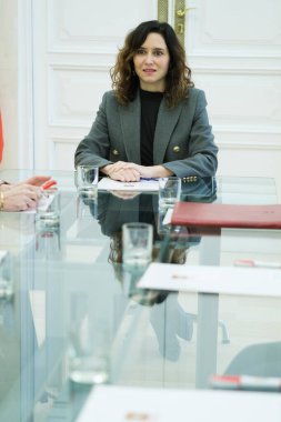 Madrid Topluluğu Başkanı Isabel Daz Ayuso, Madrid Basın Birliği Başkanı ile 6 Şubat 2024 tarihinde Madrid, İspanya 'da Real Casa de Correos' ta bir araya geldi.