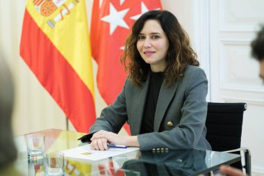 Madrid Topluluğu Başkanı Isabel Daz Ayuso, Madrid Basın Birliği Başkanı ile 6 Şubat 2024 tarihinde Madrid, İspanya 'da Real Casa de Correos' ta bir araya geldi.