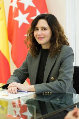 Madrid Topluluğu Başkanı Isabel Daz Ayuso, Madrid Basın Birliği Başkanı ile 6 Şubat 2024 tarihinde Madrid, İspanya 'da Real Casa de Correos' ta bir araya geldi.