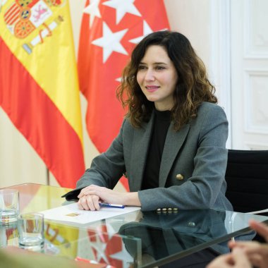 Madrid Topluluğu Başkanı Isabel Daz Ayuso, Madrid Basın Birliği Başkanı ile 6 Şubat 2024 tarihinde Madrid, İspanya 'da Real Casa de Correos' ta bir araya geldi.