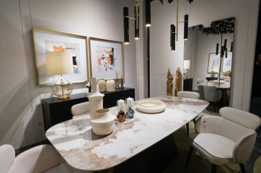 Madrit 'teki InterTERGIFT 2024 Uluslararası Dekorasyon Sergisi' nde dekoratif unsurlar sergilenmektedir. 8 Şubat 2024 Madrid, İspanya