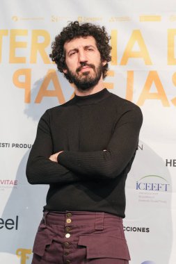 Şarkıcılar Marwan ve Rozalen, Madrid 'deki Palacio de la Prensa sinemasında çekilen 