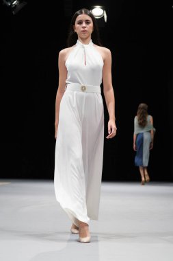 Madrid 'deki IFEMA' da, Madrid Moda Haftası 'nda MOMAD podyumu sırasında Butik Tringulo tarafından üretilen modeller sergilenmektedir. 9 Şubat 2023 İspanya