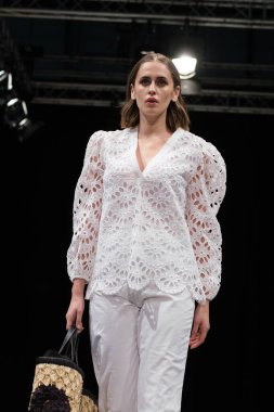 Madrid 'deki IFEMA' da, Madrid Moda Haftası 'nda MOMAD podyumu sırasında Cupel tarafından yaratılan modeller sergilenmektedir. 9 Şubat 2023 İspanya