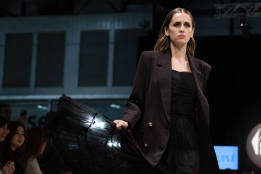 Madrid 'deki IFEMA' da, Madrid Moda Haftası 'nda MOMAD podyumu sırasında Cupel tarafından yaratılan modeller sergilenmektedir. 9 Şubat 2023 İspanya