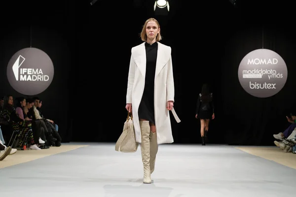 Modell Visar Upp Skapelser Cupel Momad Catwalk Inom Madrid Fashion — Stockfoto