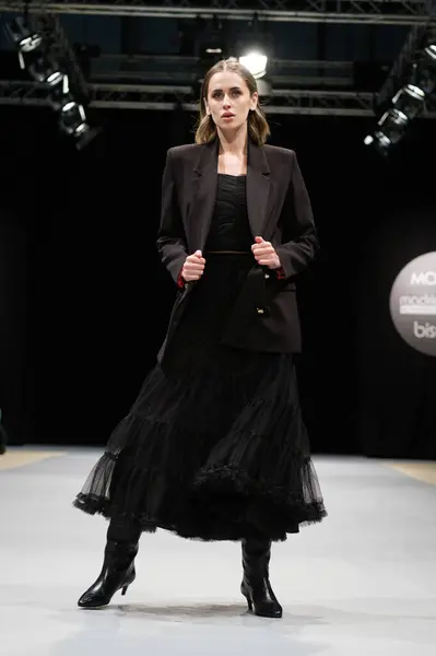 Modell Visar Upp Skapelser Cupel Momad Catwalk Inom Madrid Fashion — Stockfoto