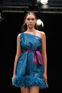 Madrid 'deki IFEMA' da, Madrid Moda Haftası 'ndaki MOMAD podyumu sırasında Susana Escribano tarafından üretilen modeller sergilenmektedir. 9 Şubat 2023 İspanya