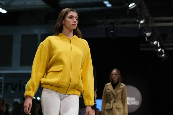 Modeller Visar Upp Skapelser Ainhoa Salcedo Couture Momad Catwalk Inom — Stockfoto