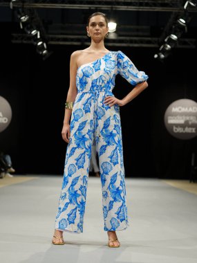 Madrid 'deki IFEMA' da, Madrid Moda Haftası 'ndaki MOMAD podyumu sırasında Faride' ın yaptığı tasarımları gösteriyor. 10 Şubat 2023 İspanya