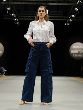 Madrid 'deki IFEMA' da, Madrid Moda Haftası 'ndaki MOMAD podyumu sırasında Faride' ın yaptığı tasarımları gösteriyor. 10 Şubat 2023 İspanya