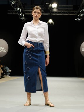 Madrid 'deki IFEMA' da, Madrid Moda Haftası 'ndaki MOMAD podyumu sırasında Faride' ın yaptığı tasarımları gösteriyor. 10 Şubat 2023 İspanya