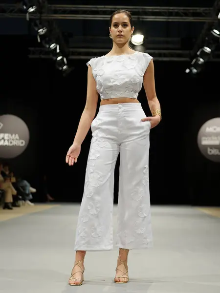 Model Showcases Creations Faride Momad Catwalk Madrid Fashion Week Ifema — Stock Photo, Image