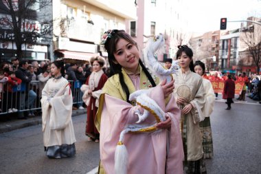 11 Şubat 2024 tarihinde İspanya 'nın Madrid şehrinde yapılan Çin Yeni Yıl Ejderha Geçidi sırasında birkaç kişi öldü. Dün, 10 Şubat 2024