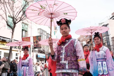 11 Şubat 2024 tarihinde İspanya 'nın Madrid şehrinde yapılan Çin Yeni Yıl Ejderha Geçidi sırasında birkaç kişi öldü. Dün, 10 Şubat 2024
