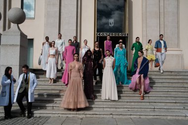  Madrid es Moda 2024 'ün açılış töreni sırasında Centro Cultural Conde Duque' da 12 Şubat 2024 'te İspanya' nın Madrid kentinde düzenlenen tören..