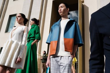  Madrid es Moda 2024 'ün açılış töreni sırasında Centro Cultural Conde Duque' da 12 Şubat 2024 'te İspanya' nın Madrid kentinde düzenlenen tören..