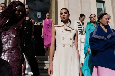 Madrid es Moda 2024 'ün açılış töreni sırasında Centro Cultural Conde Duque' da 12 Şubat 2024 'te İspanya' nın Madrid kentinde düzenlenen tören..