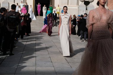  Madrid es Moda 2024 'ün açılış töreni sırasında Centro Cultural Conde Duque' da 12 Şubat 2024 'te İspanya' nın Madrid kentinde düzenlenen tören..